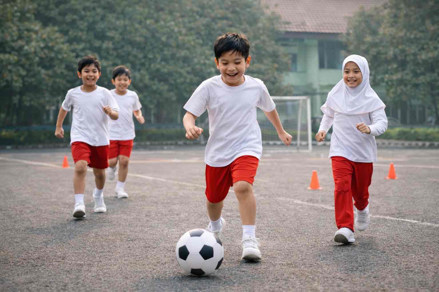 Anak-anak aktif bermain bola, bukti imun tubuh yang kuat